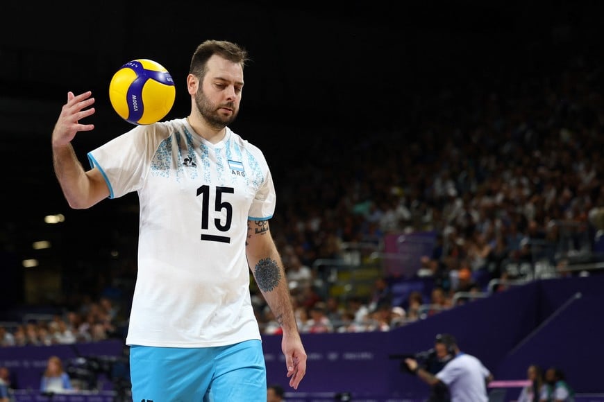 Paris 2024 Olympics - Volleyball - Men's Preliminary Round - Pool C - United States of America vs Argentina - South Paris Arena 1, Paris, France - July 27, 2024.
Luciano de Cecco of Argentina handles the ball REUTERS/Siphiwe Sibeko