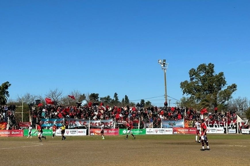 Los hinchas "sabaleros" se hiciernon presentes para apoyar a los dirigidos por Minella. Gentileza Santa Fe Producciones.