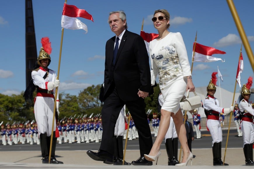 (230626) -- BRASILIA, 26 junio, 2023 (Xinhua) -- El presidente argentino, Alberto Fernández (c), y la primera dama argentina, Fabiola Yáñez (d), llegan para una reunión con el presidente brasileño, Luiz Inácio Lula da Silva, en el Palacio de Planalto, en Brasilia, Brasil, el 26 de junio de 2023. (Xinhua/Lucio Tavora) (lt) (oa) (ah) (vf)