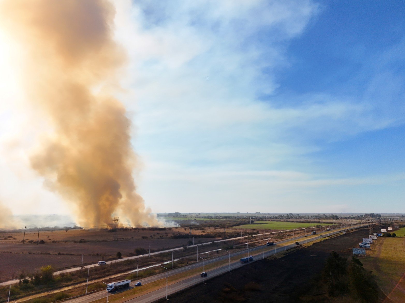 Incendio a la vera de la autopista Santa Fe - Rosario.