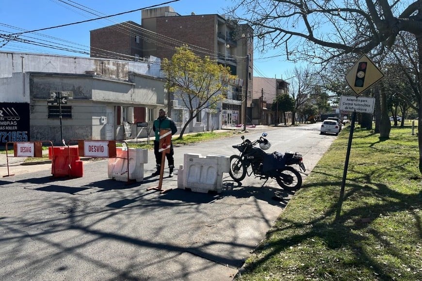 Tránsito interrumpido en Pedro Vittori y Córdoba debido a las tareas de bacheo. Crédito: El Litoral.