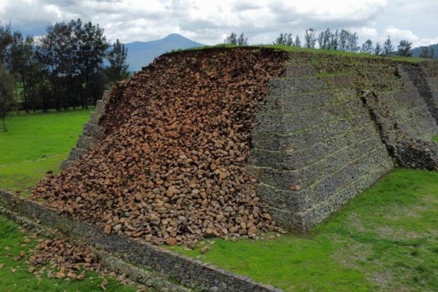 Las intensas lluvias en Michoacán provocaron daños significativos en la estructura milenaria de la pirámide de Ihuatzio, afectando su fachada sur. Foto: Ramiro Aguayo