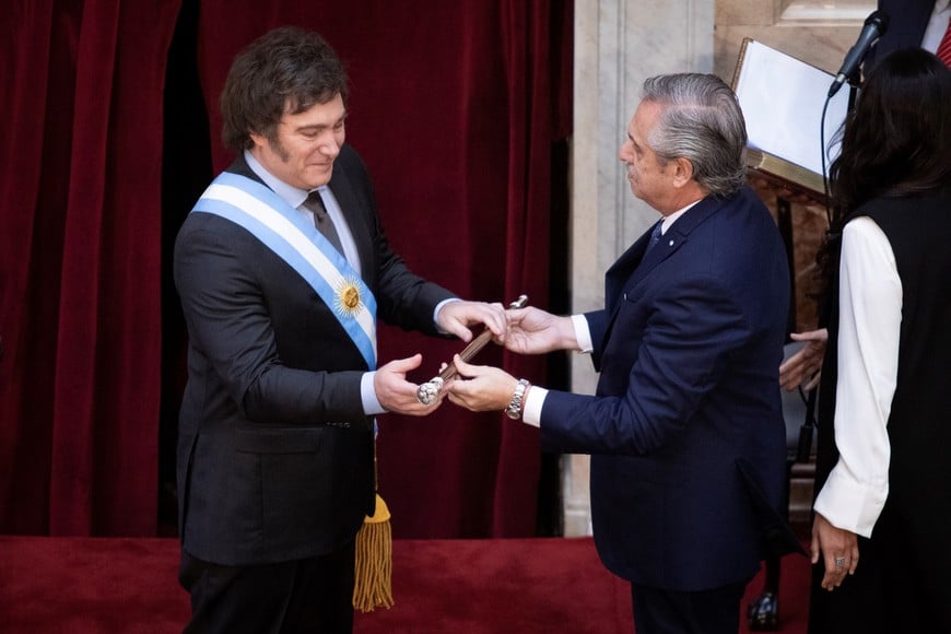 (231210) -- BUENOS AIRES, 10 diciembre, 2023 (Xinhua) -- El presidente saliente Alberto Fernández (c), entrega los atributos de mando a su sucesor, Javier Milei (i), durante la ceremonia de Asunción Presidencial, en el Congreso Nacional, en la ciudad de Buenos Aires, capital de Argentina, el 10 de diciembre de 2023. El político y economista liberal Javier Milei asumió el domingo la Presidencia de Argentina en una ceremonia que se celebró en el Congreso Nacional, en el centro de Buenos Aires, la capital del país. (Xinhua/Martín Zabala) (mz) (oa) (ah) (da)