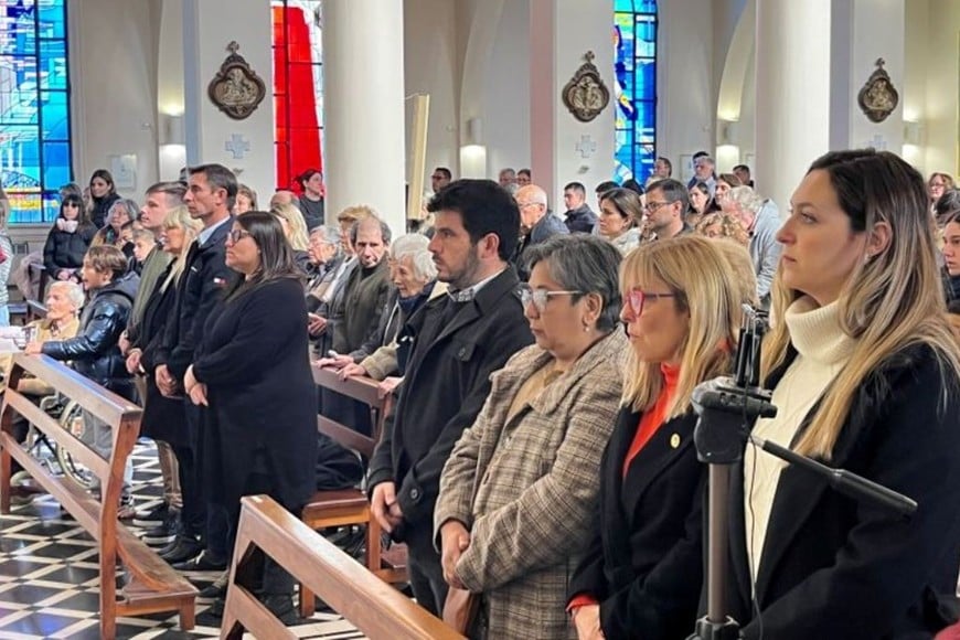 El intendente, funcionarios, concejales y vecinos durante la ceremonia en la Catedral.