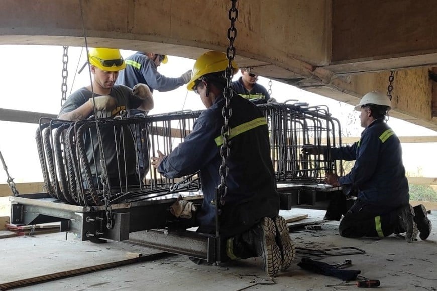 Las armaduras de las mensulas que se va a hormigonar debajo del puente. Gentileza: Prensa Vialidad Nacional.