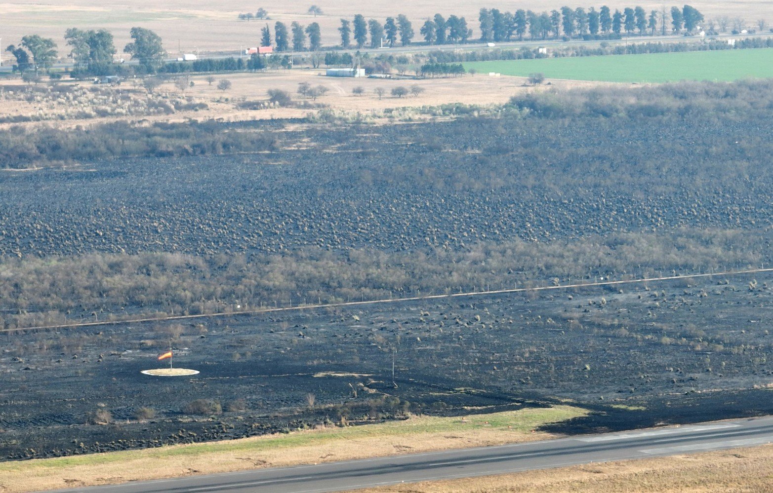 Aeropuerto Sauce Viejo. El día después del feroz incendio en inmediaciones del aeropuerto