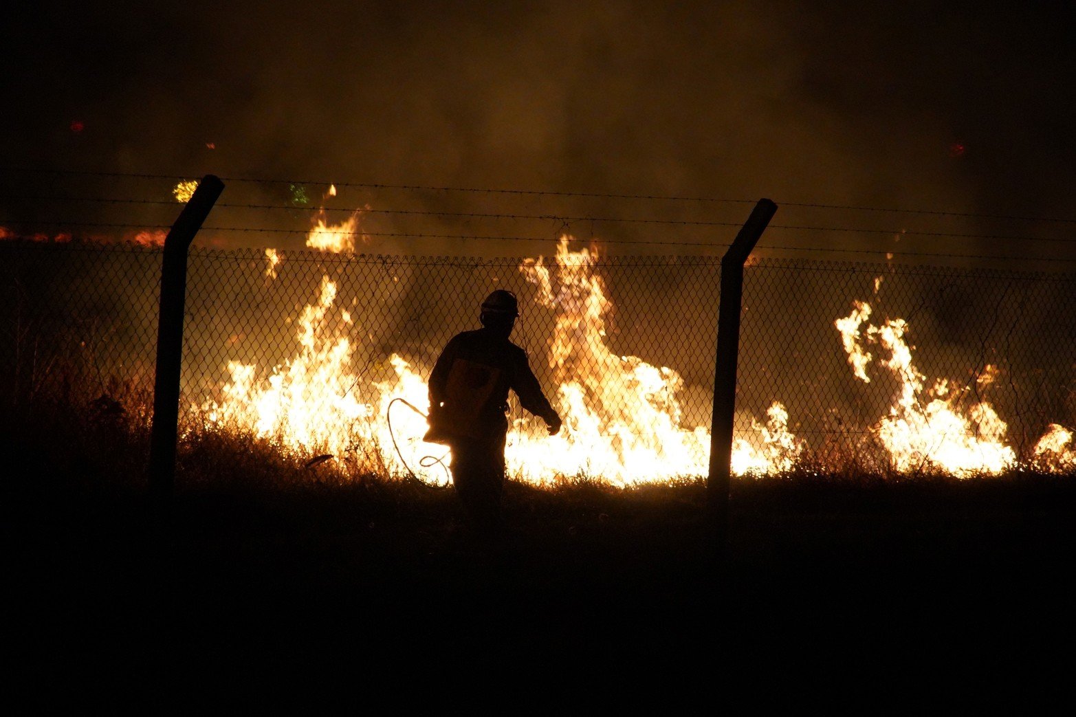 Aeropuerto Sauce Viejo.Después de un arduo trabajo de todas las Asociaciones de Bomberos Voluntarios y de Bomberos Zapadores, más todo el equipo de trabajo que tiene el aeropuerto de Sauce Viejo, se pudo controlar el fuego