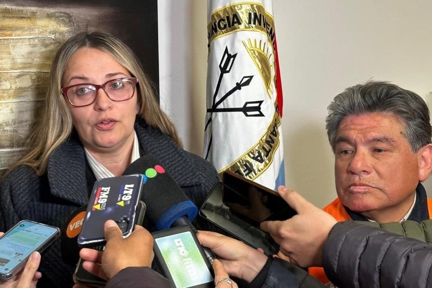 El secretario de Protección Civil de Santa Fe, Marcos Escajadillo, y la directora del Aeropuerto de Sauce Viejo, Gisela Rulli.