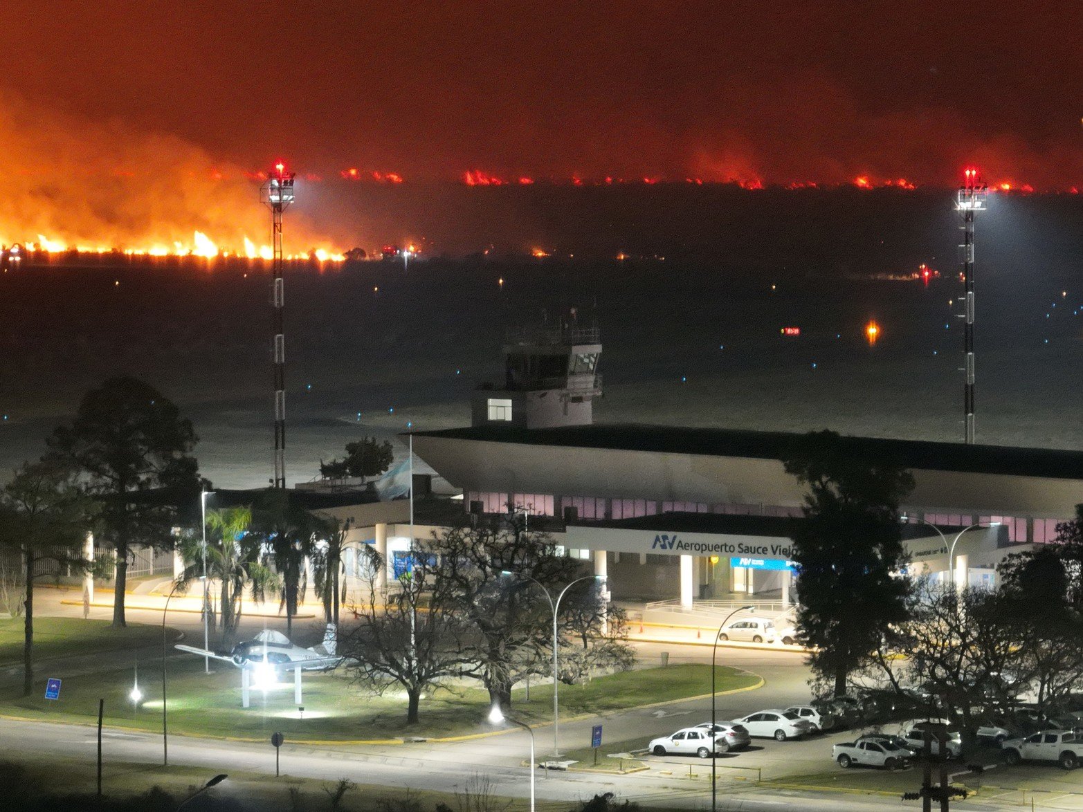 El siniestro se inició luego de las 18 del martes, y que a partir de la hora 5.15 de este miércoles “el aeropuerto ya no tenía ningún foco de incendio”.. Más de 20 dotaciones de Bomberos trabajaron intensamente desde el martes a la tarde hasta la madrugada del miércoles para controlar las llamas y que no haya daños mayores. 