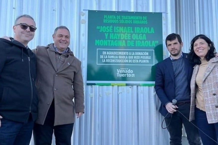 Juan Manuel, Leandro y Patricia Iraola, junto al intendente venadense Leonel Chiarella.