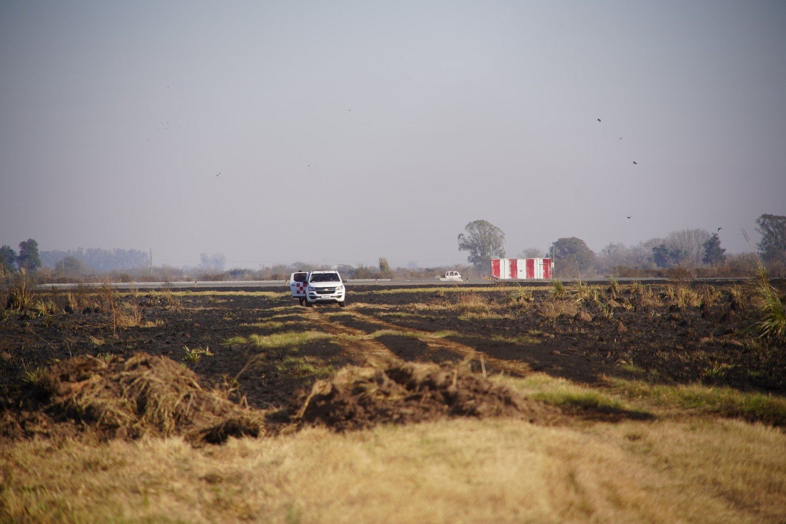 Aeropuerto Sauce Viejo.Después de un arduo trabajo de todas las Asociaciones de Bomberos Voluntarios y de Bomberos Zapadores, más todo el equipo de trabajo que tiene el aeropuerto de Sauce Viejo, se pudo controlar el fuego