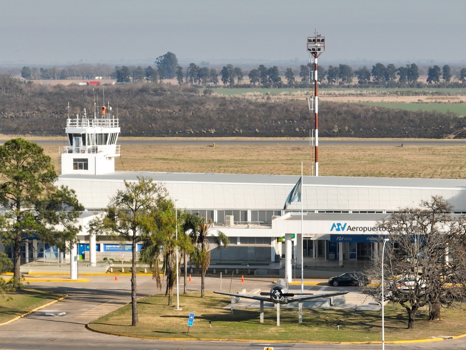 El día después del feroz incendio en inmediaciones del aeropuerto.