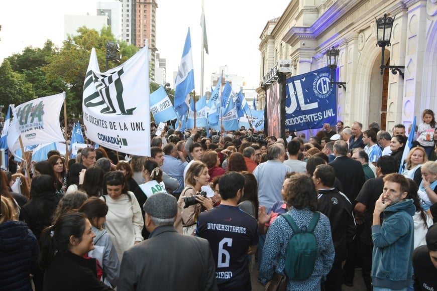 Tras la multitudinaria manifestación de abril, el debate parlamentario se dio en un contexto de paros universitarios por el retraso salarial. Crédito: Manuel Fabatia