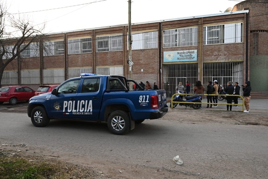 Preocupados, los padres de los alumnos se concentraron este jueves frente al colegio. Crédito: Flavio Raina