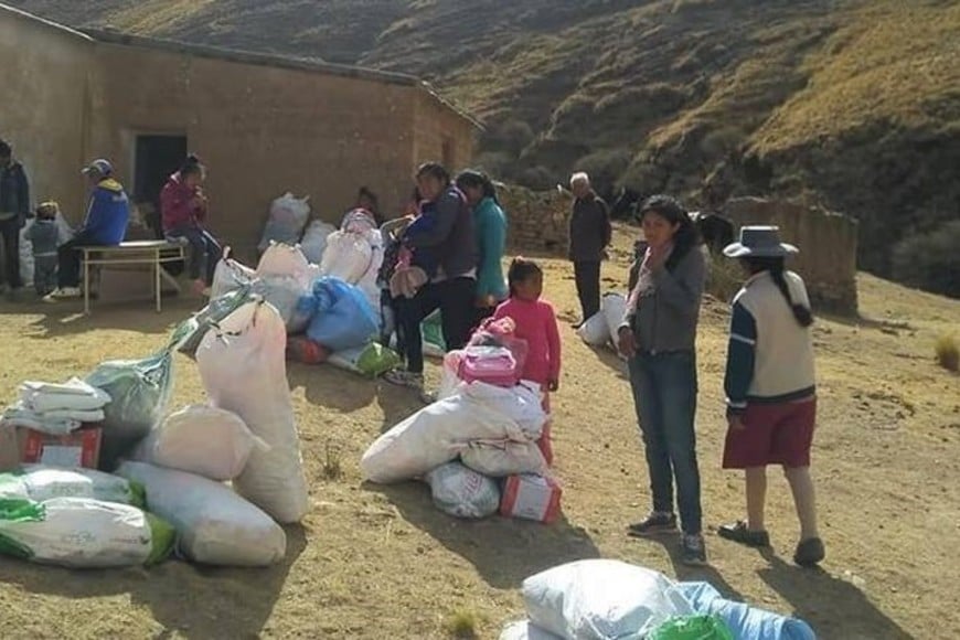 El paisaje montañoso dificulta la llegada, pero igualmente emprenden la campaña año tras año.