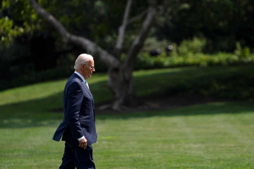 U.S. President Joe Biden walks across the South Lawn while retuning to the White House following a Prince George's County, Maryland joint event with U.S. Vice President and Democratic presidential candidate Kamala Harris in Washington, U.S., August 15, 2024. REUTERS/Nathan Howard