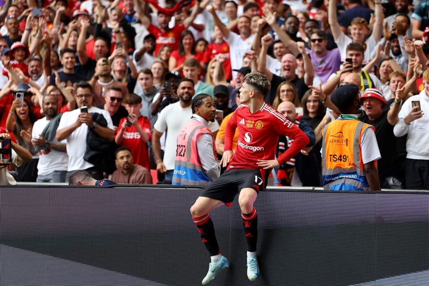 Soccer Football - Community Shield - Manchester United v Manchester City - Wembley Stadium, London, Britain - August 10, 2024
Manchester United's Alejandro Garnacho celebrates scoring their first goal REUTERS/Toby Melville