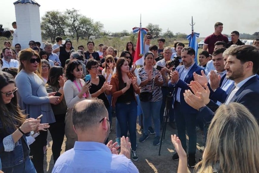 El gobernador Maximiliano Pullaro, acompañado por los ministros de Gobierno, Fabián Bastia, y de Trabajo, Roald Báscolo.