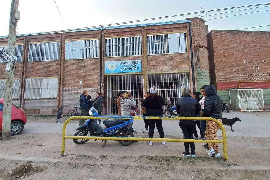 Preocupados, los padres de los alumnos se concentraron este jueves frente al colegio. Crédito: Flavio Raina