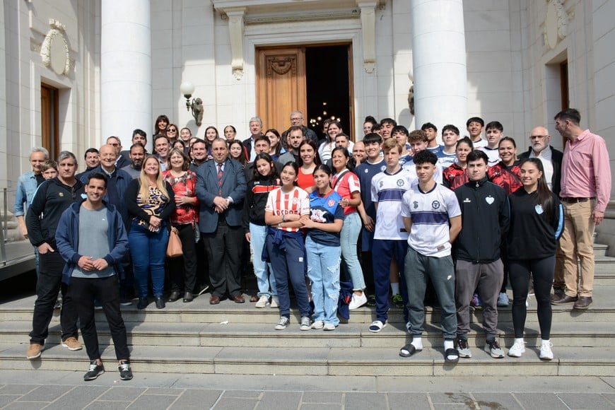 Al reconocimiento asistieron representantes de clubes, miembros de la Federación Santafesina de Vóley y jóvenes deportistas. Crédito: Prensa Senado