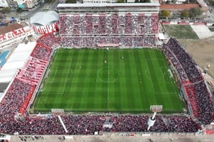 Otra vez el hincha dará el sí para alentar al equipo y llenará el 15 de abril en el atardecer del lunes. El partido se jugará a las 18.45. Crédito: Fernando Nicola