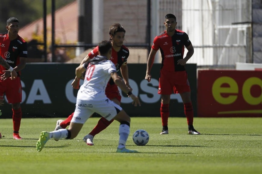 El Perro Prediger en acción intenta salir jugando ante la marca de un jugador mendocino y la atenta mirada de Herrera y Lopes. Crédito: Marcelo Ruiz