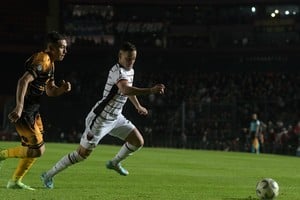 Facundo Castet intenta superar en velocidad a un jugador de Mitre en el último partido que lo tuvo como titular al lateral por izquierda, que fue al banco en el debut de De Paoli pero ahora recupera su lugar en el equipo. Crédito: Manuel Fabatía