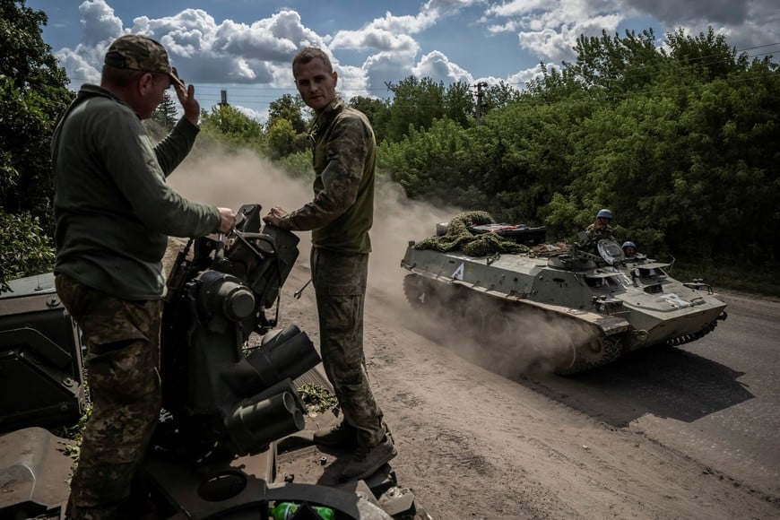 FILE PHOTO: Ukrainian service members ride an Armoured Personnel Carrier, amid Russia's attack on Ukraine, near the Russian border in Sumy region, Ukraine August 11, 2024. REUTERS/Viacheslav Ratynskyi/File Photo