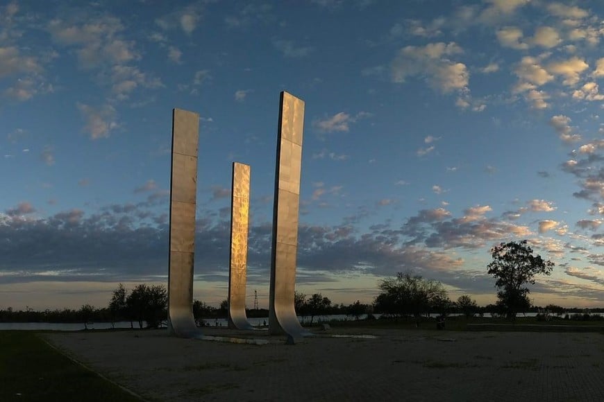 El Museo y Parque de la Constitución Nacional es una manifestación del espíritu federalista que no termina de encarnarse en la realidad. Aquí, una imagen de la Plaza de la Soberanía Popular, de la que emergen los pilares representativos de los tres poderes característicos de la democracia republicana. Créditos: José Vittori