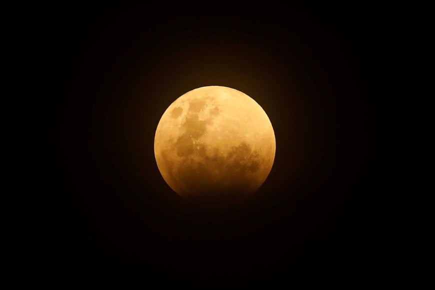 A full moon is seen before the start of a lunar eclipse in Jakarta, Indonesia January 31, 2018. REUTERS/Darren Whiteside   fenomeno astronomico eclipse total de Superluna azul astronomia super luna