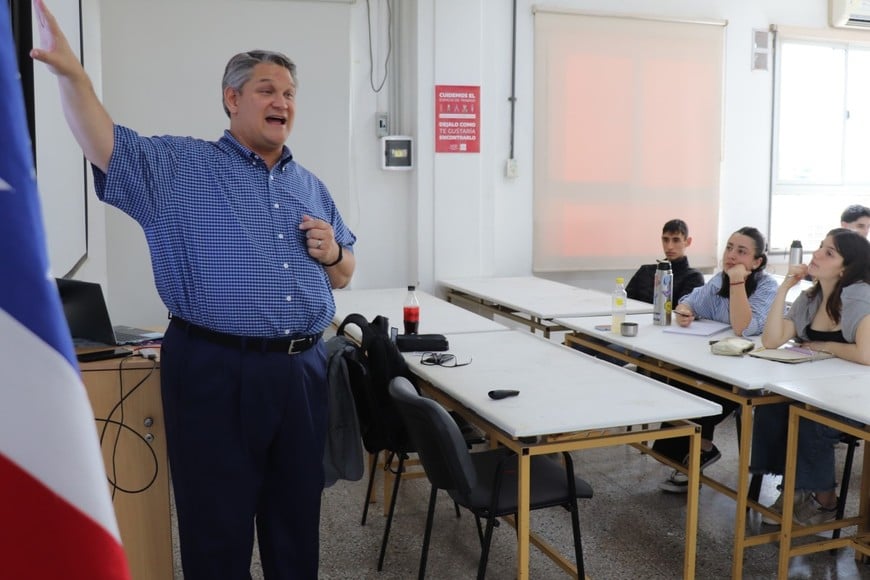 Prof. David Ochi en su presentación a estudiantes de la Licenciatura en Diseño Industrial.