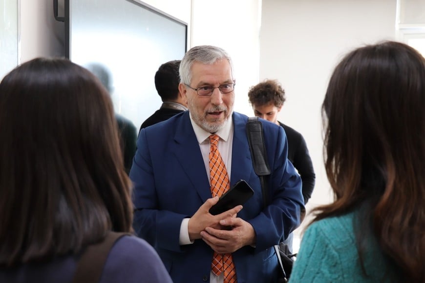 Dr. Hamoud Salhi junto a estudiantes de Relaciones Internacionales.