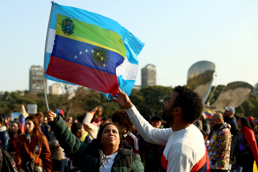 People demonstrate in support of Venezuela's opposition coalition that continues to push for recognition of what it says is its resounding victory in last month's presidential election, in Buenos Aires, Argentina August 17, 2024. REUTERS/Matias Baglietto