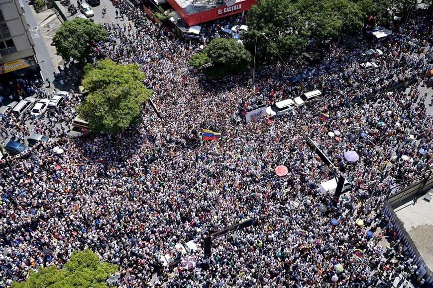 Venezuelan opposition leader Maria Corina Machado leads a march amid the disputed presidential election, in Caracas, Venezuela, August 17, 2024. REUTERS/Gaby Oraa