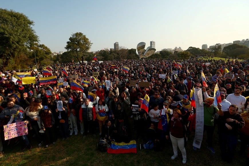 People march in support of Venezuela's opposition coalition that continues to push for recognition of what it says is its resounding victory in last month's presidential election, in Buenos Aires, Argentina August 17, 2024. REUTERS/Matias Baglietto