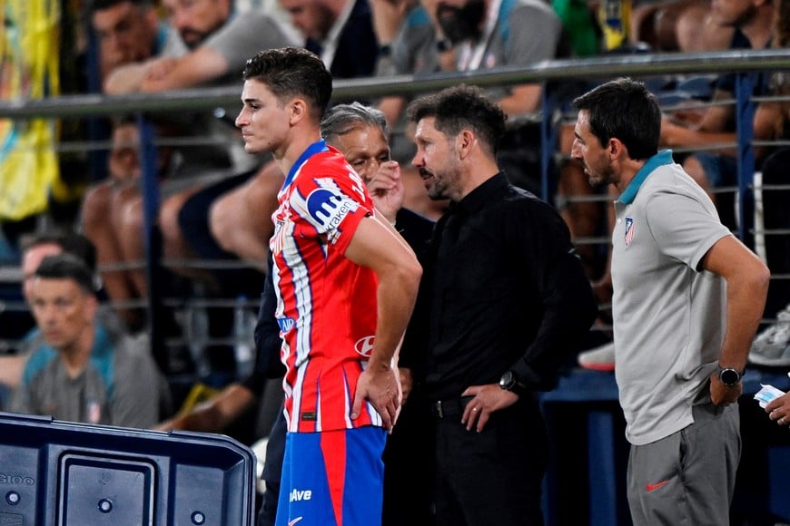 Soccer Football - LaLiga - Villarreal v Atletico Madrid - Estadio de la Ceramica, Villarreal, Spain - August 19, 2024
Atletico Madrid's Julian Alvarez waits to come on as a substitute REUTERS/Pablo Morano