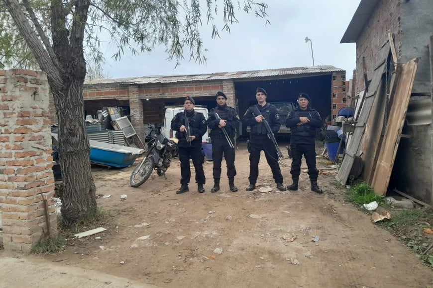 Efectivos policiales del Cuerpo Guardia de Infantería y de la Comisaría 24a allanaron una vivienda de la Manzana 6 del distrito costero santafesino Alto Verde.