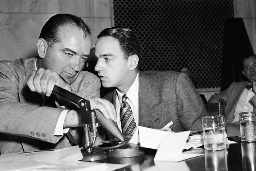 El senador McCarthy (izquierda) con el asesoramiento de Roy Cohn en 1954. Crédito: vía Artforum