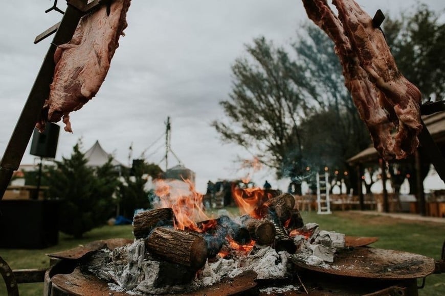 Asado a la estaca, tradición de la cultura argentina. Alguna vez se dijo: "El gaucho destruye la carne, la asesina, la pone en la parrilla y la cocina horas".