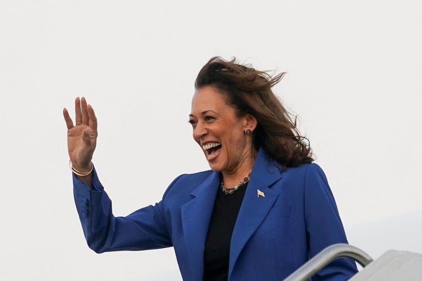 Democratic presidential candidate and U.S. Vice President Kamala Harris waves upon arrival in Chicago ahead of the Democratic National Convention, in Chicago, Ilinois, U.S., August 18, 2024. REUTERS/Kevin Lamarque