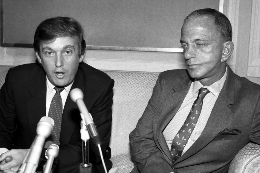 Un joven Donald Trump acompañado en 1984 por Roy Cohn, su mentor. Crédito: Bettman /Getty