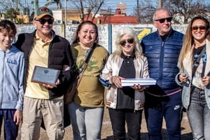 Merecido homenaje. La Casa Madre del fútbol de los barrios y dirigentes de Sportivo Guadalupe le rindieron un sentido homenaje a Luis López, ex dirigente de la institución. Del emotivo acto participaron: Polo López, Luis Ignacio López, Elisabeth López, Ana María López, Eladio A. Rosso y Pamela López.  Gentileza LSF.