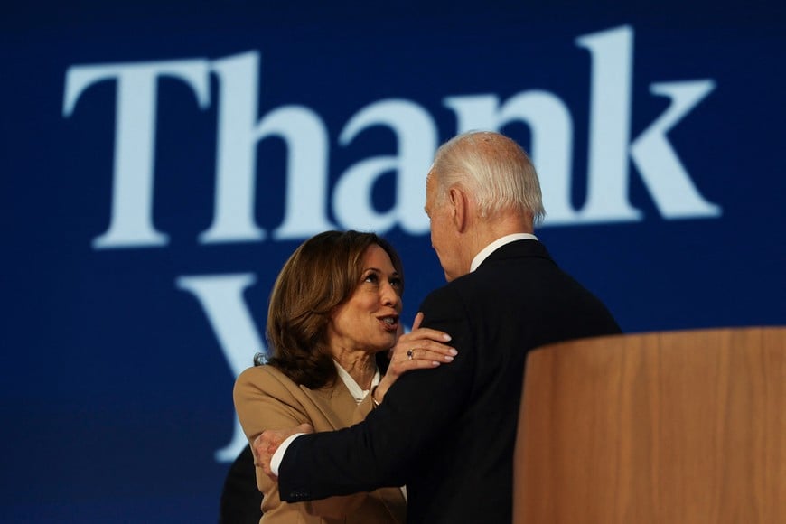 Democratic presidential candidate and U.S. Vice President Kamala Harris and U.S. President Joe Biden embrace on stage during Day one of the Democratic National Convention (DNC) in Chicago, Illinois, U.S., August 19, 2024. REUTERS/Kevin Wurm