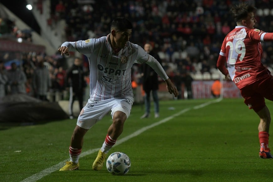 Este pibe juega realmente bien. Simón Rivero fue la figura de Unión, marcó un lindo gol, metió dos pase-gol a los puntas y corrió muchísimo. Gratísima revelación. Crédito: Manuel Fabatía