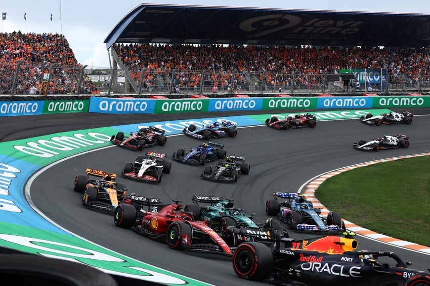 Formula One F1 - Dutch Grand Prix - Circuit Zandvoort, Zandvoort, Netherlands - August 27, 2023
Red Bull's Sergio Perez, Ferrari's Charles Leclerc, Aston Martin's Lance Stroll and McLaren's Oscar Piastri in action during the race REUTERS/Stephanie Lecocq