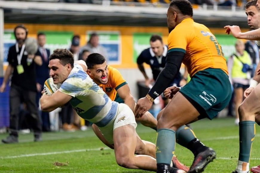 Rodrigo Isgró, vuelve al XV. "El del seven" ya sabe lo que es apoyarle un try a los Wallabies. Crédito: Prensa UAR.