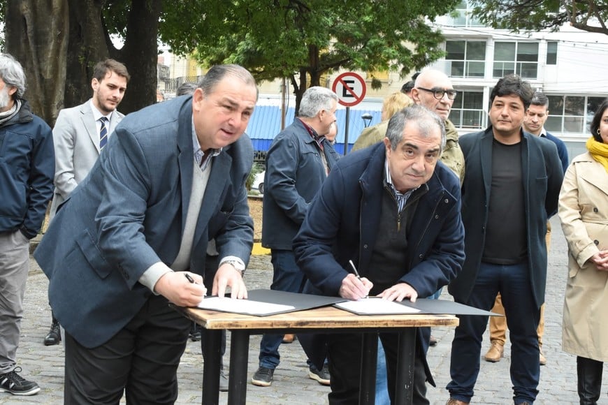 El secretario General de la ASOEM, Juan R. Medina, y el intendente de Santa Fe, Juan Pablo Poletti, suscribieron un acuerdo para custodiar la Plazoleta de los Trabajadores.