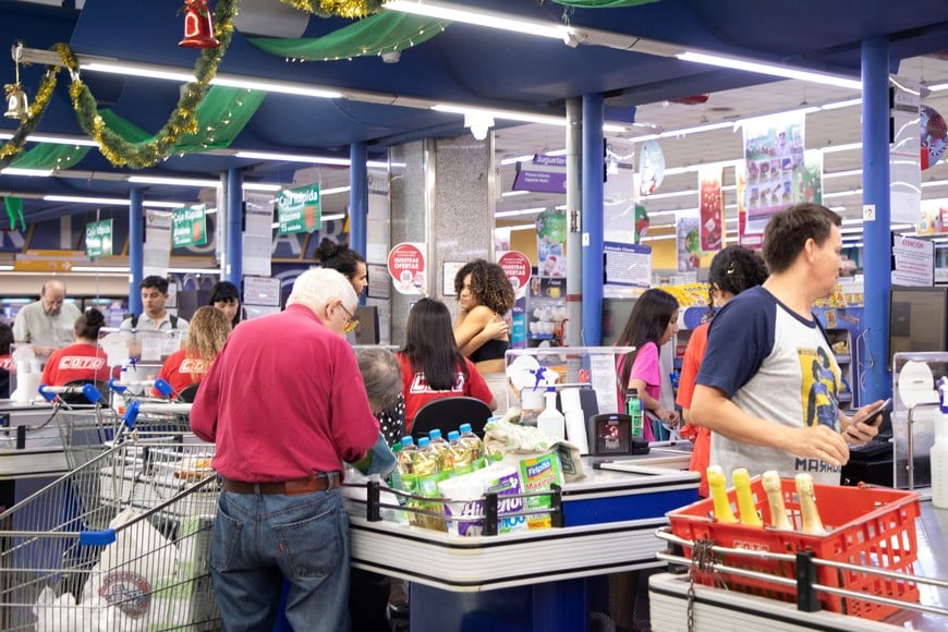 (231212) -- BUENOS AIRES, 12 diciembre, 2023 (Xinhua) -- Personas realizan compras en un supermercado previo a los anuncios de un "paquete de medidas económicas" por parte del ministro de Economía, Luis Caputo, en la ciudad de Buenos Aires, Argentina, el 12 de diciembre de 2023. (Xinhua/Martín Zabala) (mz) (oa) (ah) (vf)