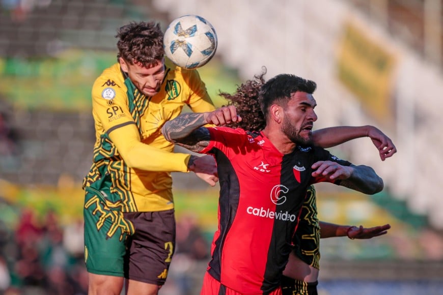 El "Tiburón" amarillo. Aldosivi de Mar del Plata es uno de los protagonistas de la zona más brava del ascenso, donde está el Colón de "Rodo" De Paoli. Es uno de los dos punteros con 49 unidades; el otro es el "Lobo" de Mendoza. Colón se puso a tres. Crédito: Diego Izquierdo