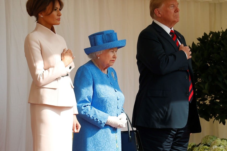 U.S. President Donald Trump and the First Lady Melania Trump listen to the Coldstream Guards, play the U.S. national anthem, with Britain's Queen Elizabeth, during a visit to Windsor Castle in Windsor, Britain, July 13, 2018. REUTERS/Kevin Lamarque windsor inglaterra Donald Trump Melania Trump reina isabel de inglaterra visita oficial del presidente norteamericano recibimiento bienvenida al mandatario reina inglesa recibio al presidente con honores